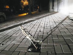 鐵棍繞鋼絲絆倒一盲人 傷人“刺兒頭”拔不掉？